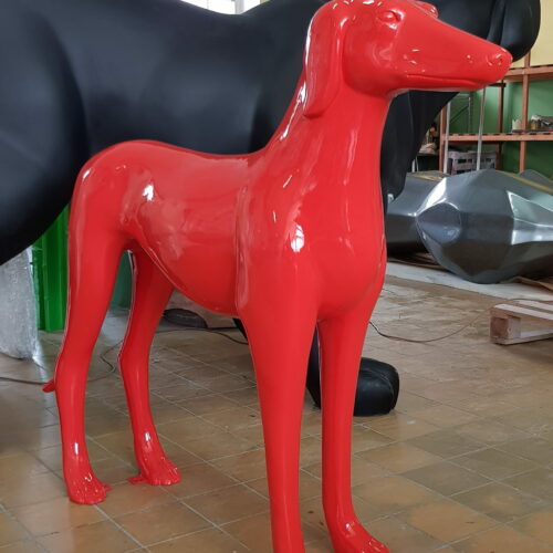 figura greyhound czerwony