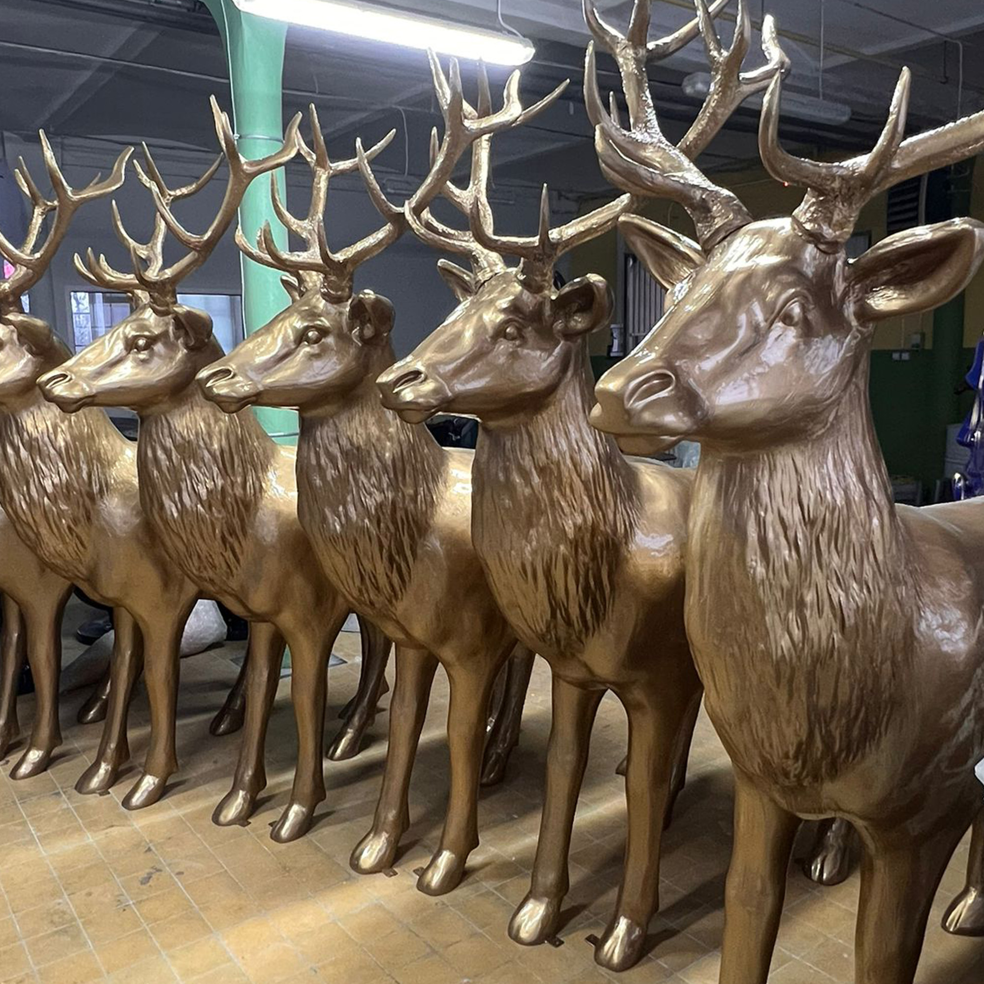 Life-Size Figures – Spectacular Sculptures That Make a Difference 4 A life-size figure perfectly integrated into a public space, attracting crowds.