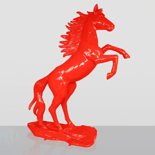 Czerwona błyszcząca rzeźba konia na tylne nogi na szarym tle z odbiciem na podłodze