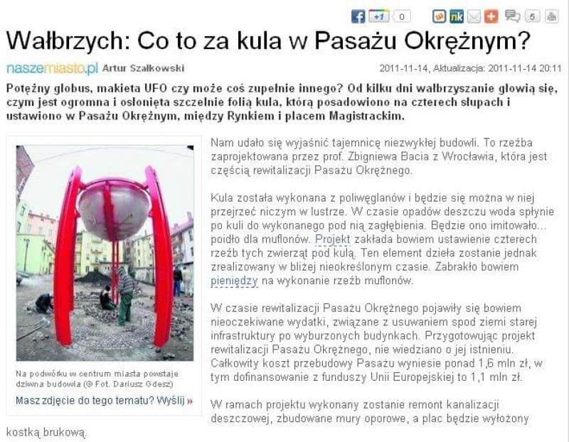 Gazeta informacyjna o kuli w Pasażu Okrężnym w Wałbrzychu z fotografią instalacji artystycznej w postaci kuli na czterech czerwonych słupach.