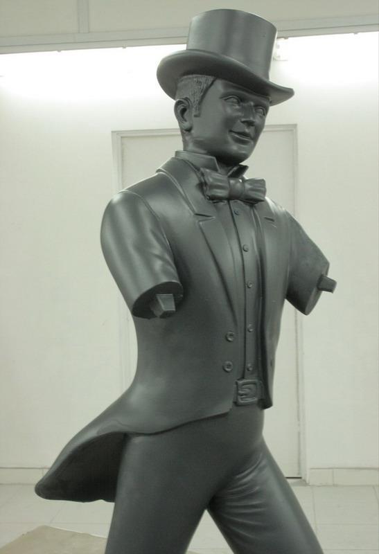 Large Johnnie Walker Figures 3 Rzeźba mężczyzny w kapeluszu cylindrycznym, fraku i muszce, bez obu ramion.