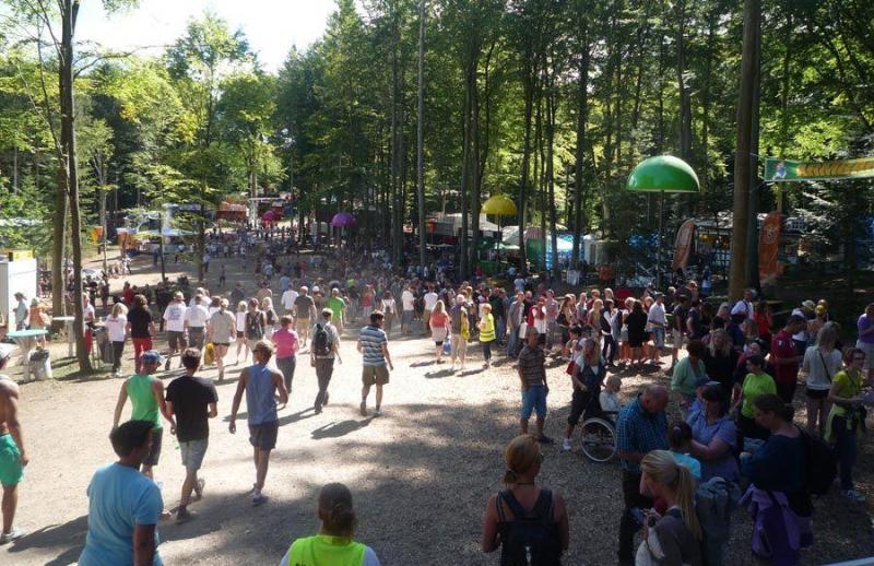 Festival Lamps 4 Ludzie spacerujÄ…cy po lesie podczas festiwalu.