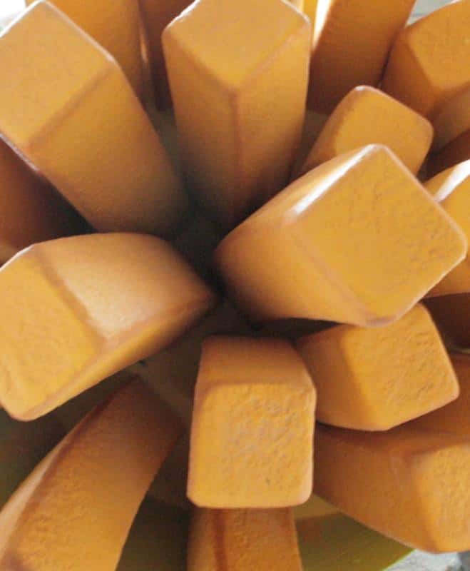 Zbliżenie na wiele kremowych kred, ułożonych w kole.