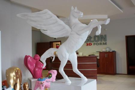 Logo in the form of Pegasus 2 Biały posąg Pegaza w biurze z figurkami innych zwierząt.