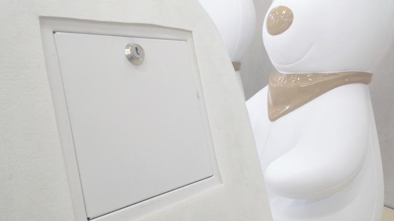 Rabbit Piggy Bank 2 biała skrzynka zamykana na klucz na tle dużych, białych figur przypominających misie