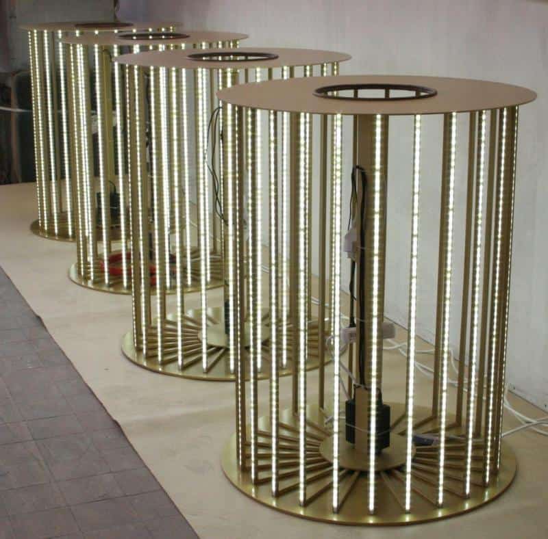 Illuminated Christmas baubles 2 Kolumny oświetleniowe LED z metalowymi elementami w kształcie walców, ustawione w szeregu.