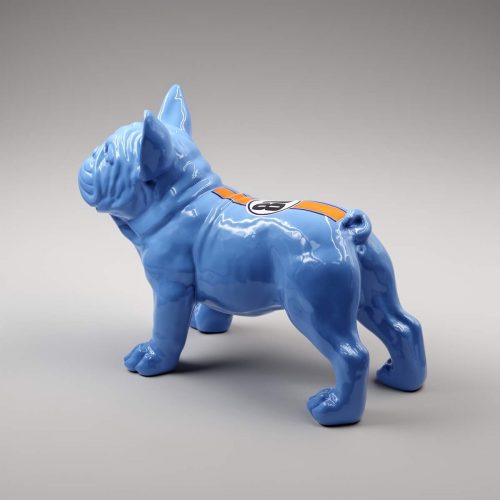 pies bulldog Juki M - stojący jeden kolor + naklejka