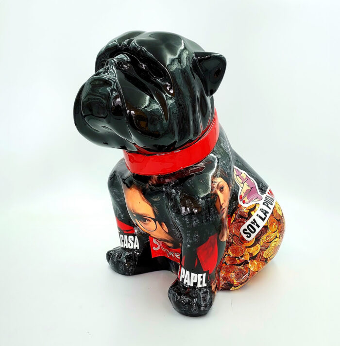 Black dog figurine with a red collar, featuring images and text related to "La Casa de Papel" (Money Heist) series.