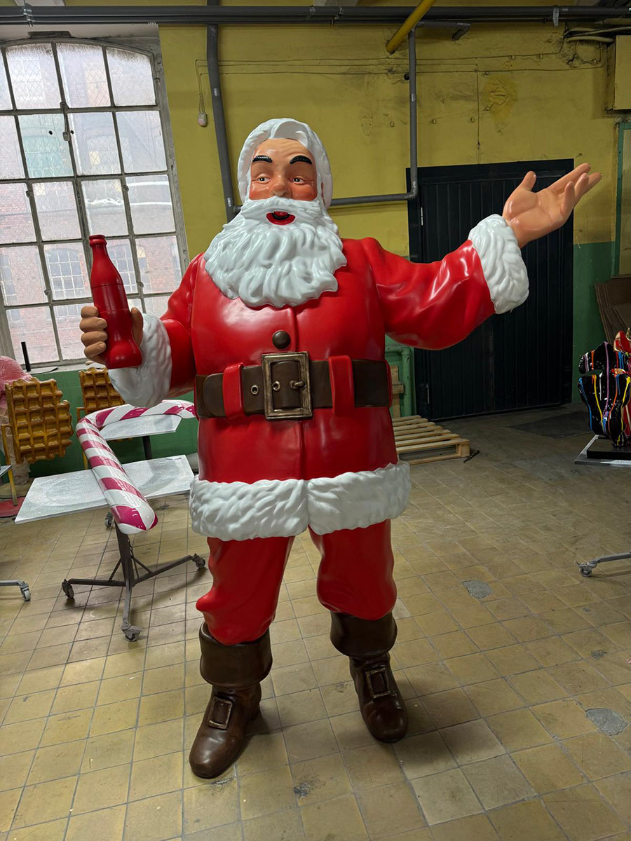 Anyone Can Be Santa: Coca-Cola's Christmas Campaign with Santa Figures 17 221fe0b9 7063 4b6a b91d 5cd1333a8776