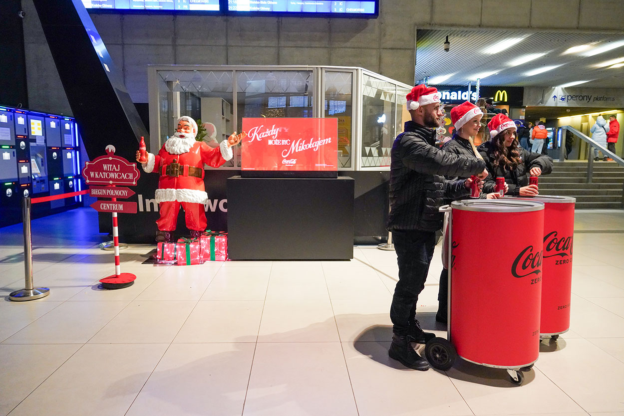 Anyone Can Be Santa: Coca-Cola's Christmas Campaign with Santa Figures 3 CAS05636