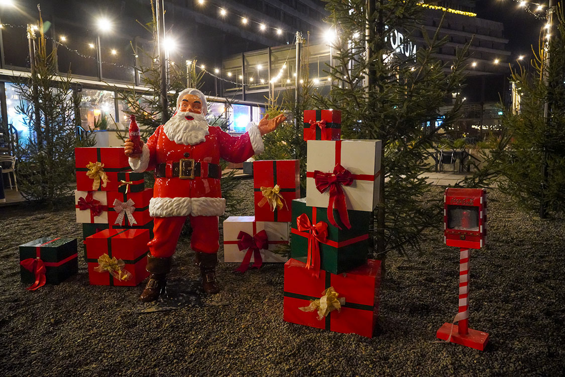 Anyone Can Be Santa: Coca-Cola's Christmas Campaign with Santa Figures 1 CAS05675