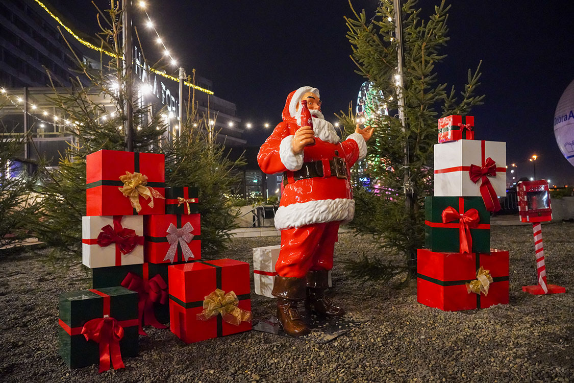 Anyone Can Be Santa: Coca-Cola's Christmas Campaign with Santa Figures 2 CAS05676
