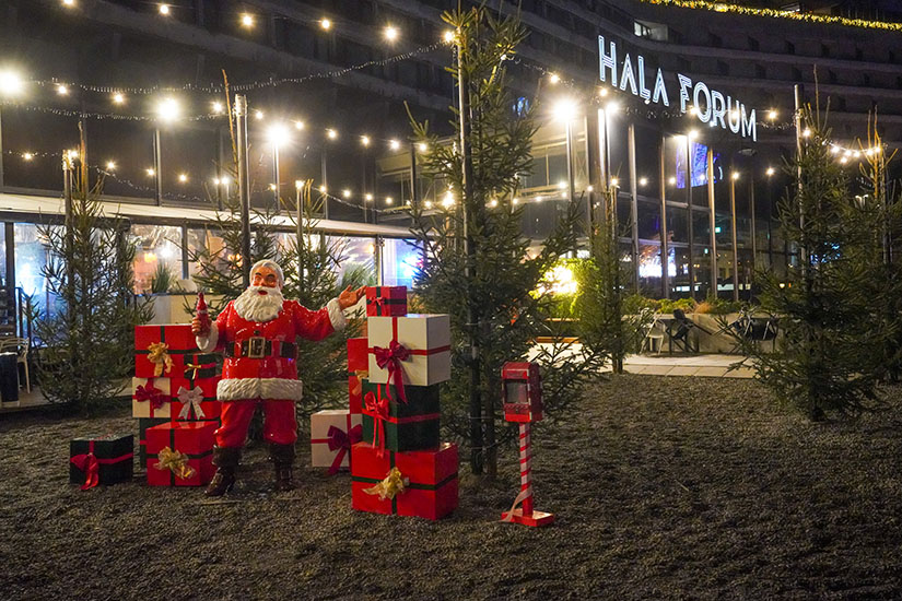 Anyone Can Be Santa: Coca-Cola's Christmas Campaign with Santa Figures 4 CAS05678