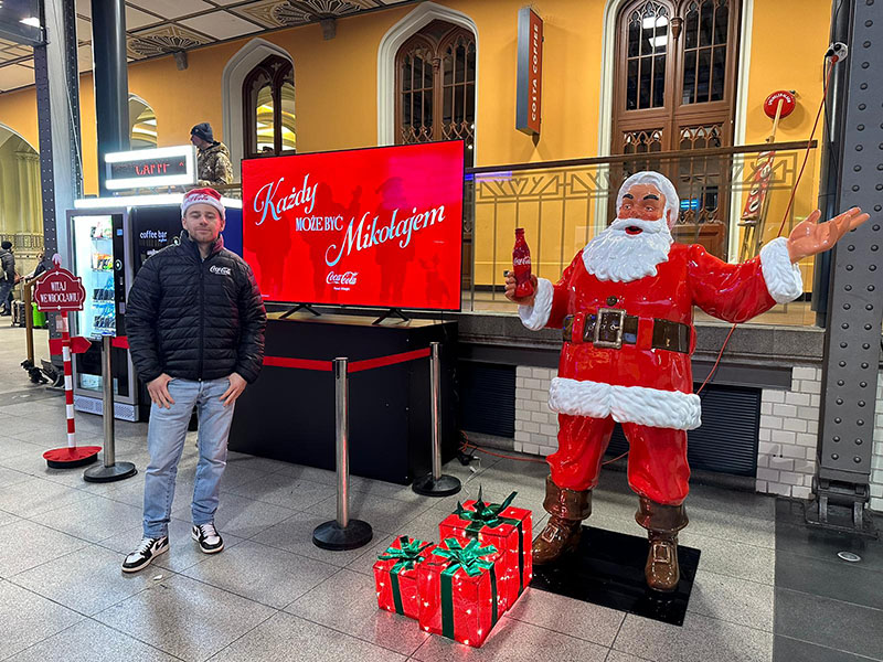 Anyone Can Be Santa: Coca-Cola's Christmas Campaign with Santa Figures 5 PHOTO 2024 12 03 15 36 09