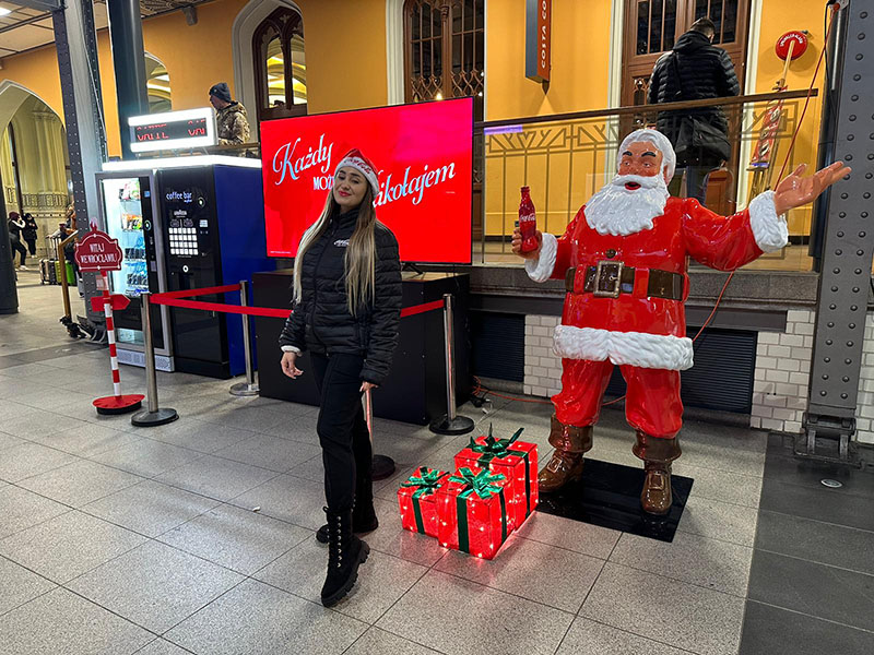 Anyone Can Be Santa: Coca-Cola's Christmas Campaign with Santa Figures 6 PHOTO 2024 12 03 15 36 15