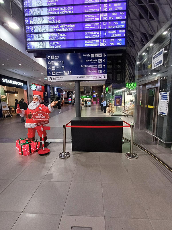 Anyone Can Be Santa: Coca-Cola's Christmas Campaign with Santa Figures 7 PHOTO 2024 12 03 20 16 59