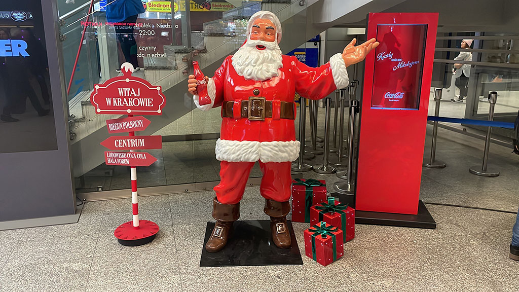 Anyone Can Be Santa: Coca-Cola's Christmas Campaign with Santa Figures 8 PHOTO 2024 12 06 13 13 40