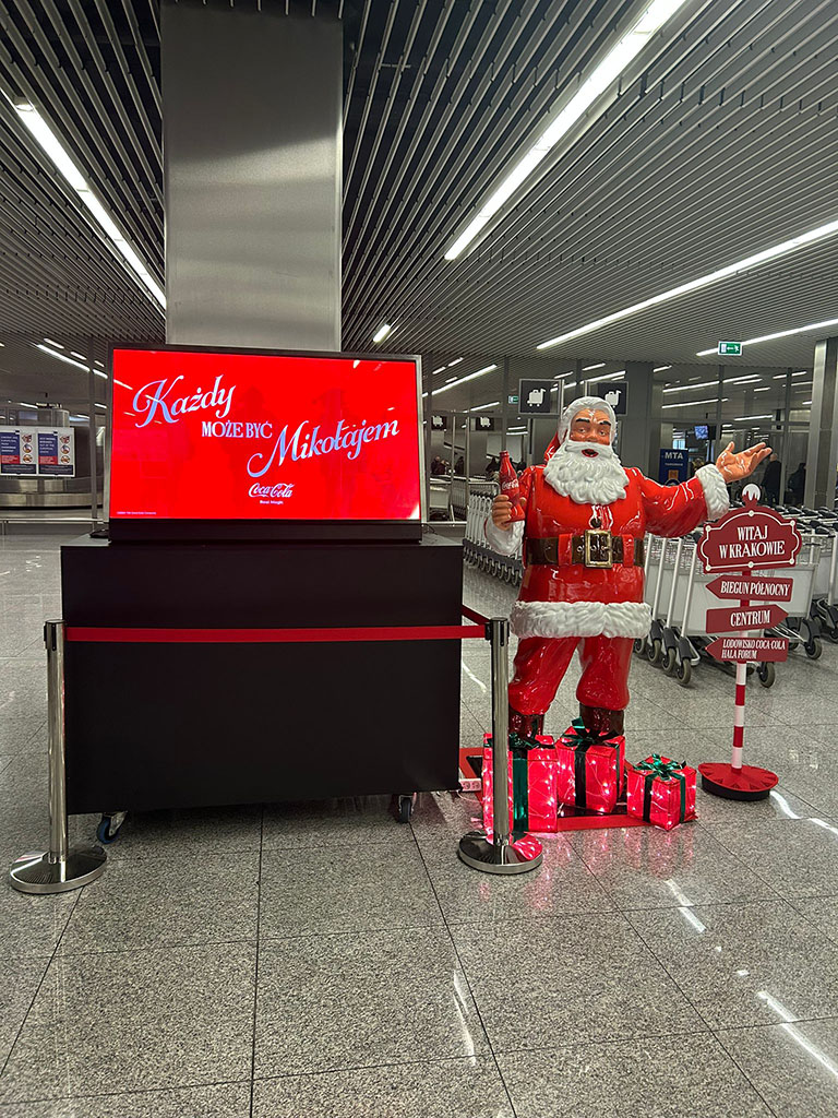 Anyone Can Be Santa: Coca-Cola's Christmas Campaign with Santa Figures 9 PHOTO 2024 12 09 18 45 08