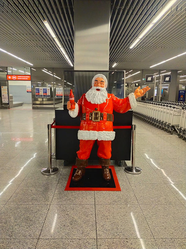 Anyone Can Be Santa: Coca-Cola's Christmas Campaign with Santa Figures 10 PHOTO 2024 12 09 20 10 58