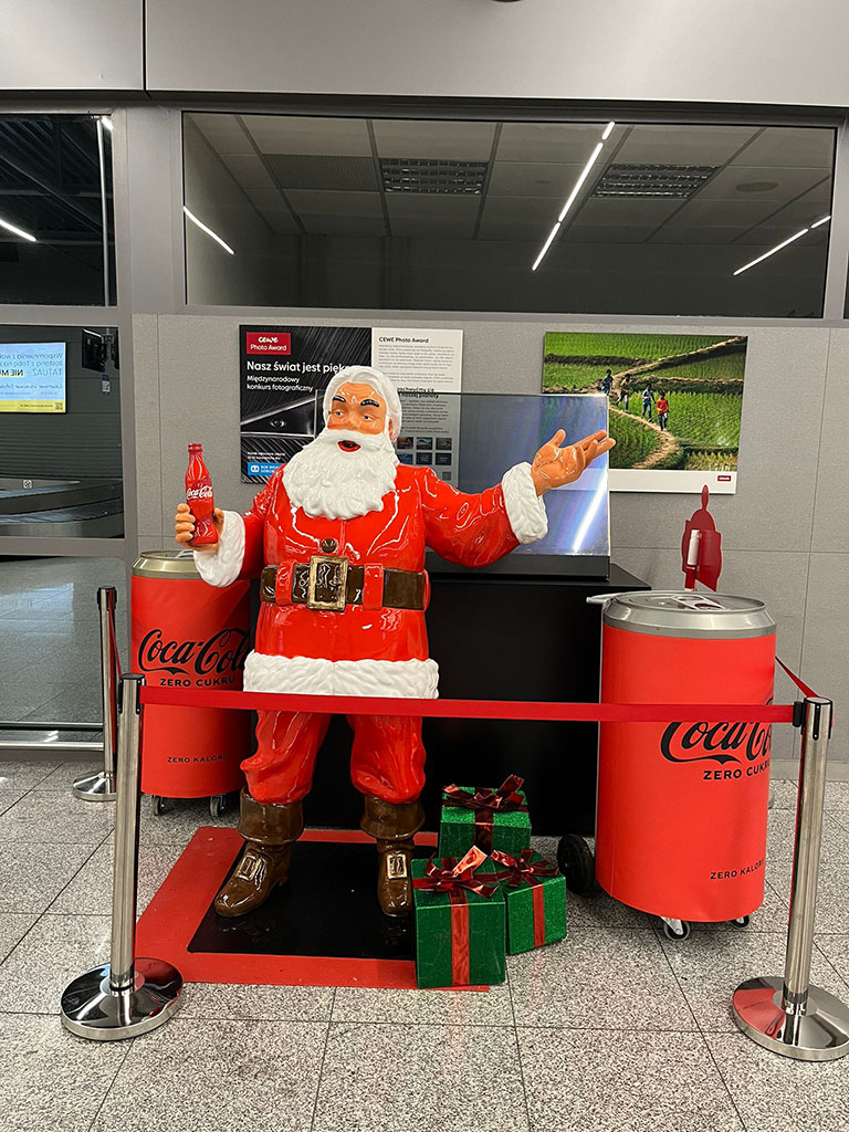 Anyone Can Be Santa: Coca-Cola's Christmas Campaign with Santa Figures 11 PHOTO 2024 12 15 21 02 09