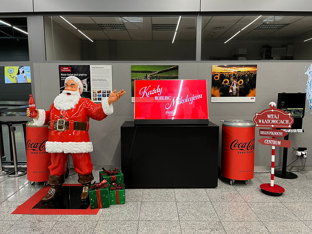 Anyone Can Be Santa: Coca-Cola's Christmas Campaign with Santa Figures 12 PHOTO 2024 12 16 14 03 37