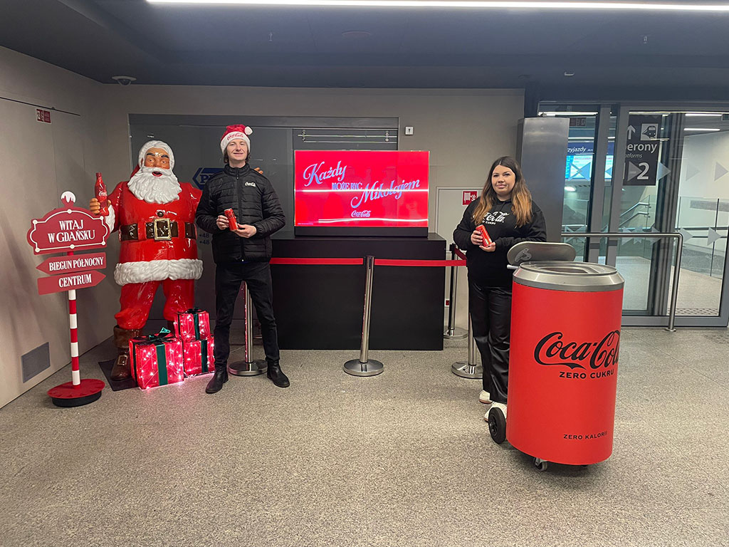 Anyone Can Be Santa: Coca-Cola's Christmas Campaign with Santa Figures 14 PHOTO 2024 12 18 10 37 07